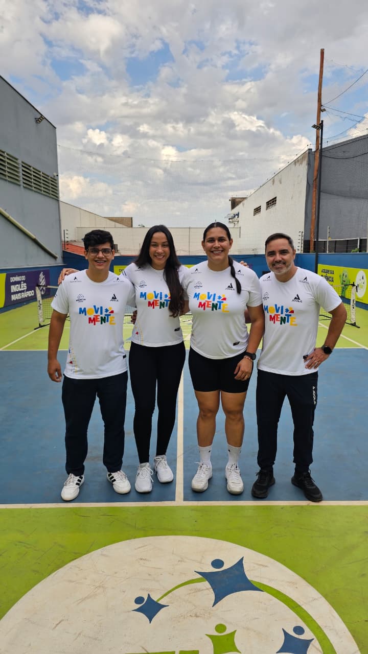 MoviMente team on a pickleball court in Rondonópolis, Brazil