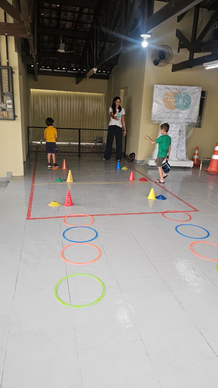 Child taking part in an adapted pickleball and psychomotor activity in Rondonópolis, Brazil